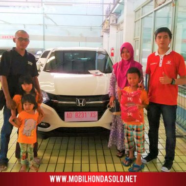 Penyerahan unit mobil baru Honda HRV tipe E CVT warna Putih kepada Bapak Ucok di Mojolaban Sukoharjo, bersama AKHIR sales Honda Bintang Solo