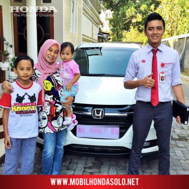 Penyerahan unit mobil baru Honda HRV kepada keluarga ibu Etty di Boyolali, bersama AKHIR sales Honda Bintang Solo