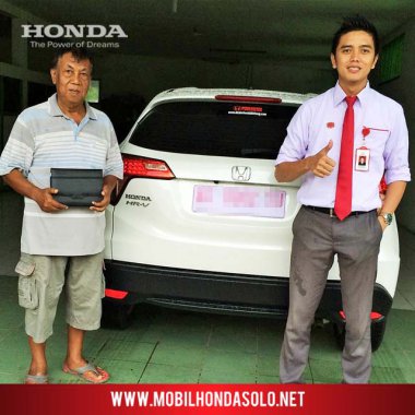 Penyerahan unit mobil baru New Honda HRV kepada bapak Bambang di Jogjakarta, bersama AKHIR sales Honda Bintang Solo