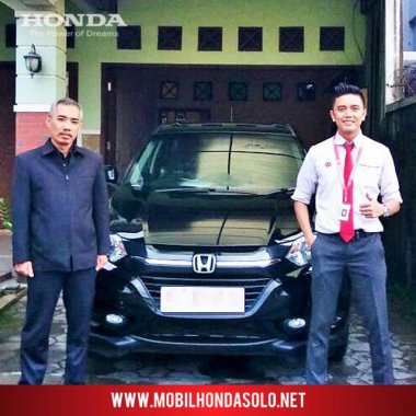 Penyerahan unit mobil baru Honda HRV E CVT  warna Hitam kepada bapak Heru Jatmiko di Surakarta Solo, bersama AKHIR sales Honda Bintang Solo