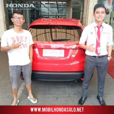 Penyerahan unit mobil baru Honda HRV kepada bapak Iwan di Surakarta, bersama AKHIR sales Honda Bintang Solo